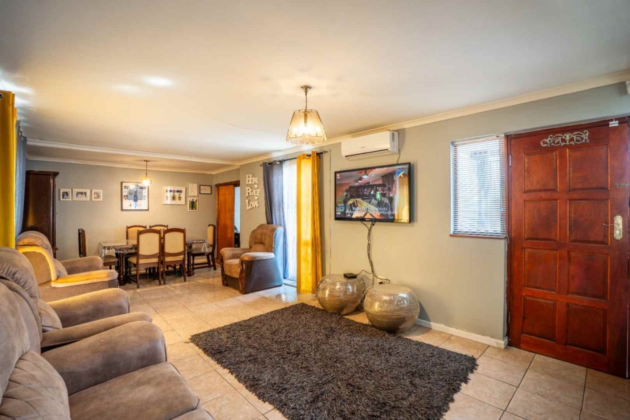 5 Bedroom Property for Sale in Electric City Western Cape